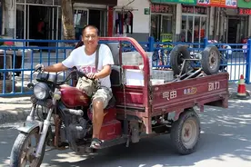 闹大！西安一三轮车主当街殴打交警！官方通报直接刑拘，悔不当初图片