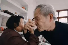 55岁大哥相亲42岁大姐，直言:我想提前试试，大姐：你讨厌！图片