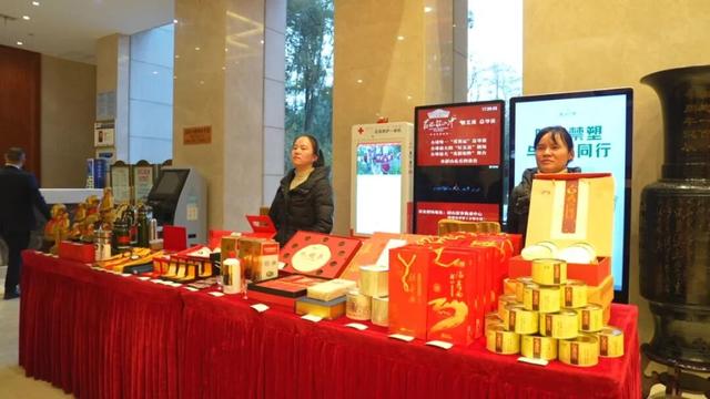 吃福寿面，念主席恩！唱东方红，愿祖国好！