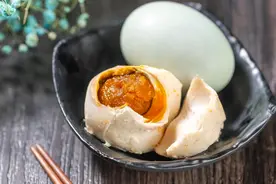 腌咸鸭蛋，不用盐水和泥巴，土方法30天开吃，个个起沙流油不齁咸图片