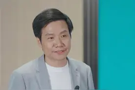 雷军晒在武大与小米首款SUV的合影，预计今年六七月上市，要和特斯拉Model Y比试图片