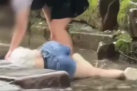 细思极恐！闺蜜景区玩水胖女子将瘦女子按压在水中，网友一语道破图片