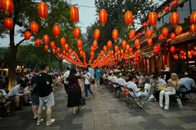 暑期北京餐饮爆火！有店铺一天卖5000多碗豆汁，热门餐厅黄牛代排费超400元图片