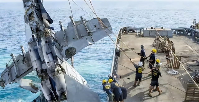 中方释放援助善意，美军南海坠机不简单，或在水下有“大动作”