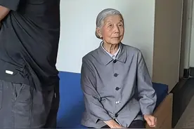 "从送到敬老院到接回家，这一举动背后的情感转折令人动容！"图片