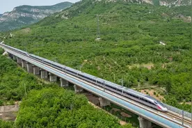网传“中国高铁一公里耗一万度电”？国铁回应图片