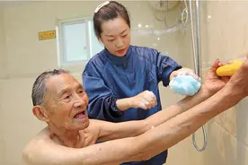 老年人冬天几天洗一次澡，比较有利健康？要注意什么？图片