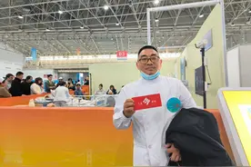 50岁大叔转行做养老护理员，男护工很有优势，不愁找不下工作图片