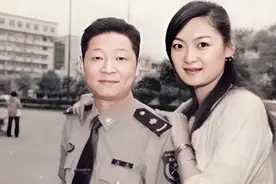 55岁赵亮现状曝光：带小16岁模特老婆深山养鸡，满脸皱纹似老农图片