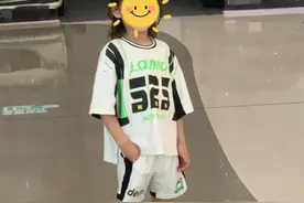 6 岁男孩长发齐肩，开学报名家长忐忑，学校回复却让人意外图片