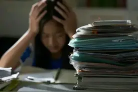 外国人震惊到了，咱们高中晚上9:20在学习，美国高中下午2:20放学图片