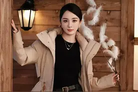 杨幂一身黑色长筒皮靴“惊艳亮相”美腿抢镜，网友：这才是真女神图片