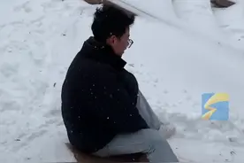 纸壳子也是必备上学工具！ 网友：纸和笔可不带但纸壳子必须带图片