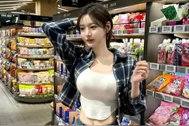 杭州一女子超市购物的照片火了，充满活力， 网友：漂亮的不像话！图片