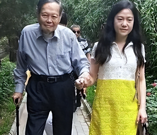 54 岁年龄差遭骂，翁帆 21 年侍疾伴读，消解外界非议