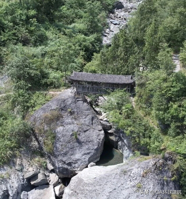 重庆深山惊现“奇桥”：不用一钉，未立一锚，悬空百年不倒！