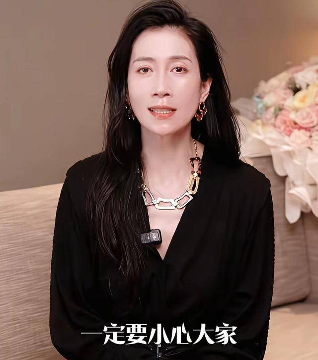 温峥嵘自曝被AI盗播带货，网友:终于真相大白了，难怪天天刷到