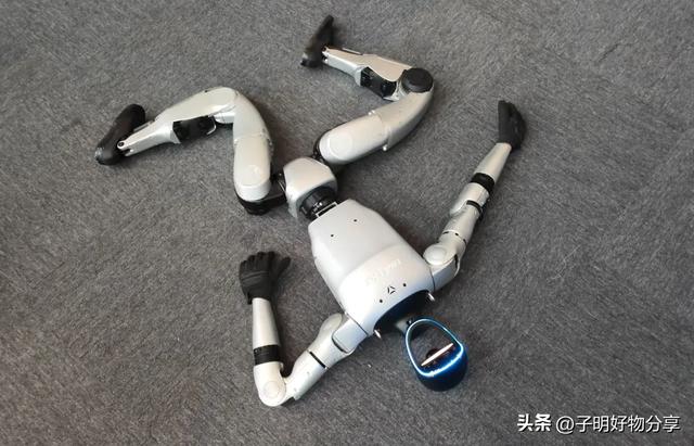 新“科技春晚”燃爆魔都！宇树机器人大打出手，智元泼墨题字！