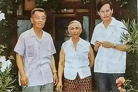 1971年，杨振宁和岳父杜聿明、岳母曹秀清合影，他毕恭毕敬站一旁图片