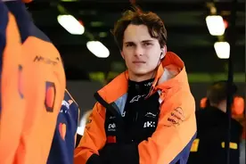 “主场”夺冠！1/16中国血统的皮亚斯特里在F1中国大奖赛捧起冠军奖杯图片