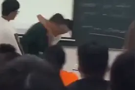 老师没收学生手机被2次锁喉 校方：已处理涉事学生图片