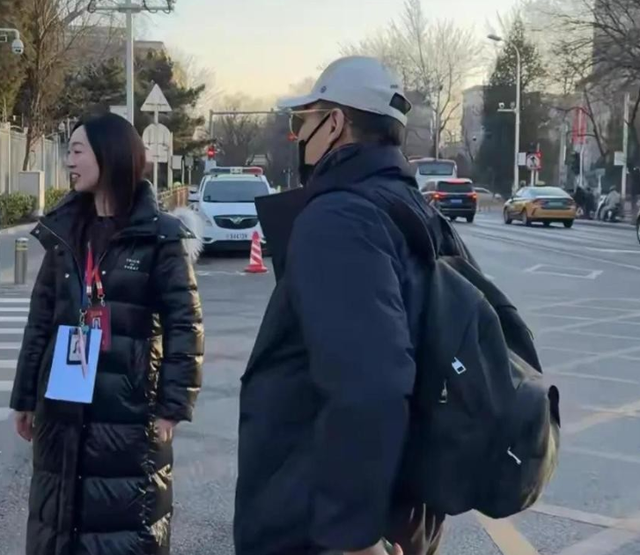 离春节只剩1个月，52岁辛柏青终于传出喜讯，朱媛媛可以放心了！