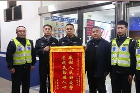 十万货物不慎掉落 高速交警倾力找回图片