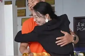 孙女士被救后续：亲自带全家人拜谢恩人，拥抱救命恩人 认作干哥图片