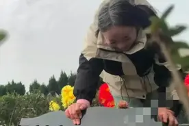 33岁母亲亲吻罕见病夭折宝宝墓碑，一头青丝变白发，太苦了！图片