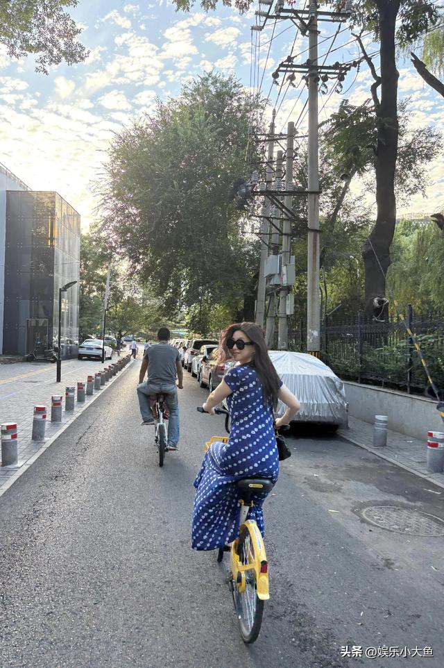 朱珠一家在北京骑自行车，吃爆肚涮羊肉，一家三口好温馨好幸福