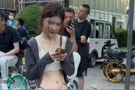 毁三观！女子穿个性的裤子逛街，网友：两个绳也叫裤子？图片