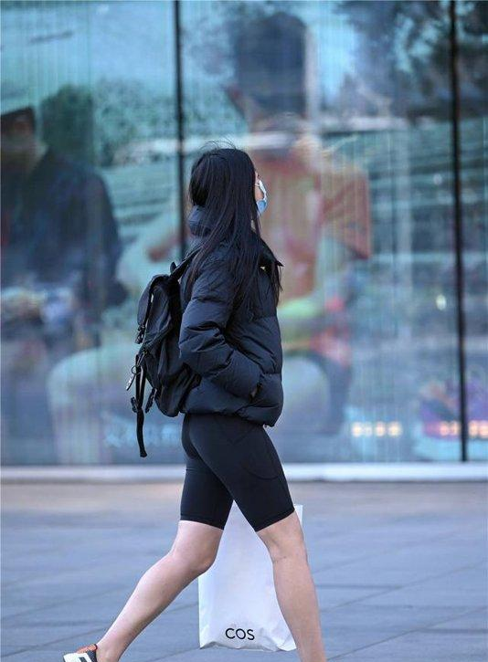 冬季穿着有瑜伽裤，也是对自己身材自信，还是要注意保暖