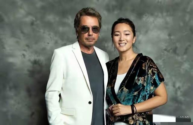 恩爱了6年，76岁的法国老公衰老萎缩，59岁的巩俐正绚烂如花