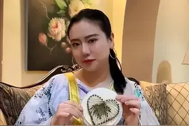 成都女孩远嫁沙特土豪，生活奢靡住别墅，出门被迫“头顶一块布”图片