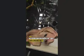 天津，一小区楼下燃放烟花爆竹，炮仗借着威力飞窜至7楼，将一户人家玻璃击穿震碎，所幸未造成人员伤亡图片