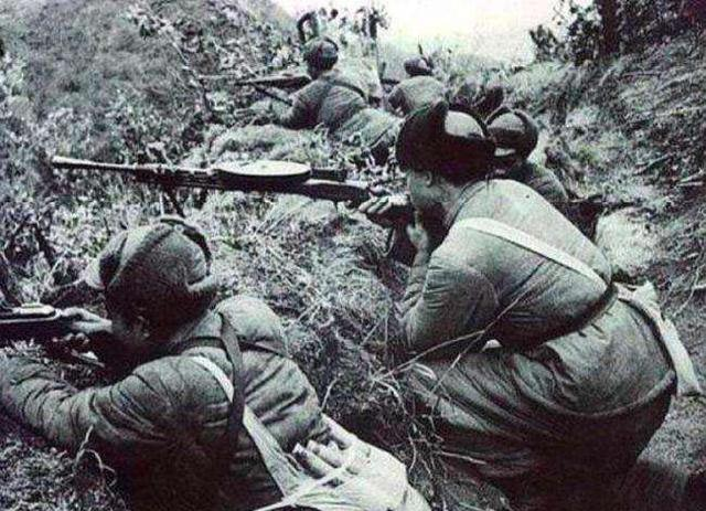 91团被3万美军包围，团长利用灯下黑战术，完好无损突围