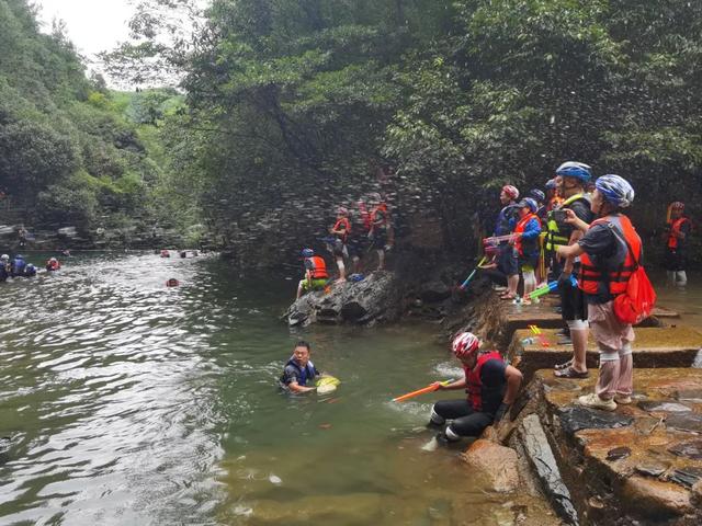 百人团建，激荡黄山九龙瀑！