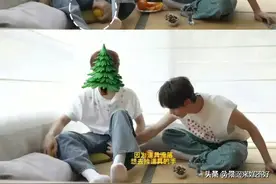 丁程鑫陷骚扰争议！抓张真源裆部被拍，双方粉丝不满互扒对方黑料图片