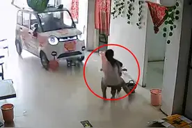 “老头乐”失控冲进店，11岁姐姐本能后退，下一秒冲上前救下1岁妹妹图片