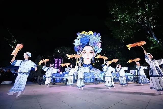 济南“湖畔雨荷”升级搬新家了，亮灯瞬间“哇”声一片，打卡体验也有更多惊喜