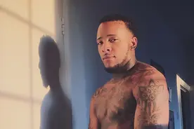 有卵巢又有睾丸？英国双性人网红花60万再造丁丁，又用卵子生了娃图片