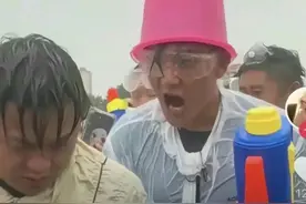 云南上大分了，泼水节经典图集，美女你的装备掉了，快戳快戳图片