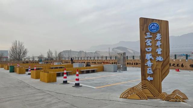 戈壁上的文化风情驿站——记三岔口喀什古城主题特色服务区的蝶变