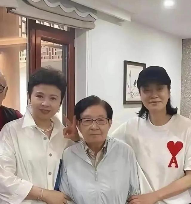 北京聚会：蔡国庆时髦董文华显老，都败给豪门守寡的毛阿敏