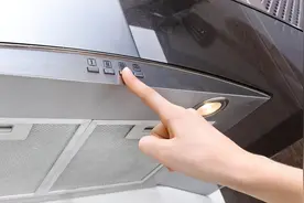 油烟机厚厚的“油垢”刷不掉？教你1招，不用费力刷，油垢自己掉图片