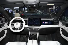 大众的“王牌”，车长5006mm，配副驾驶液晶大屏，还有贯穿式尾灯图片