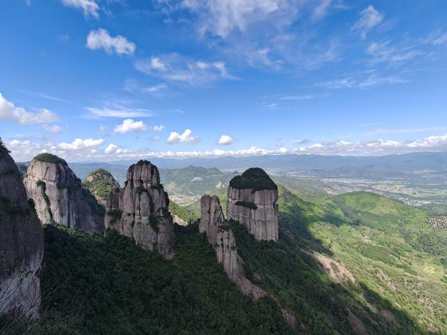 仙居县饭蒸岩景区，横看成岭侧成峰，远近高低各不同
