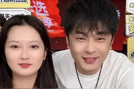 今晚辛巴乐坏了！大女儿首露面就收获百万粉丝，背着女儿大谈过往图片