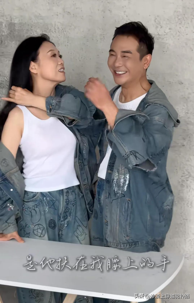 太甜了！63岁演员吴琼和48岁老公拍婚照，结婚21年仍如初恋