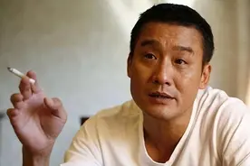 26岁影帝梁家辉，因一句话被封杀，沦落到街头摆摊！港媒真男人图片